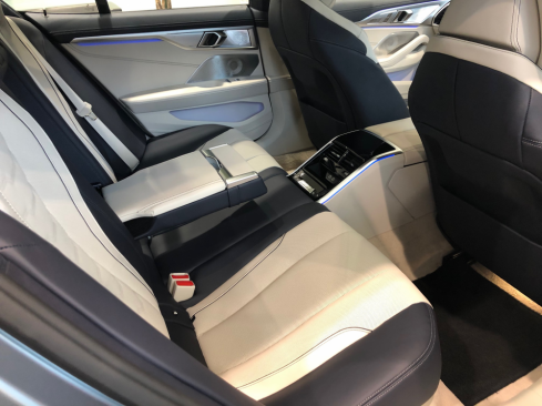 BMW M850i xDrive グラン クーペの後部座席