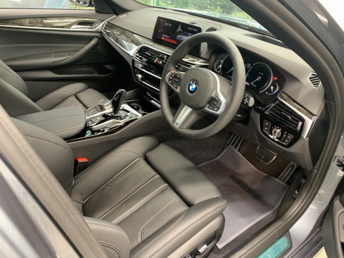 BMW 523d xDrive Touring M Spiritのインテリア