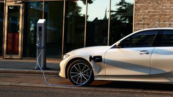 BMW 3シリーズ セダン　充電
