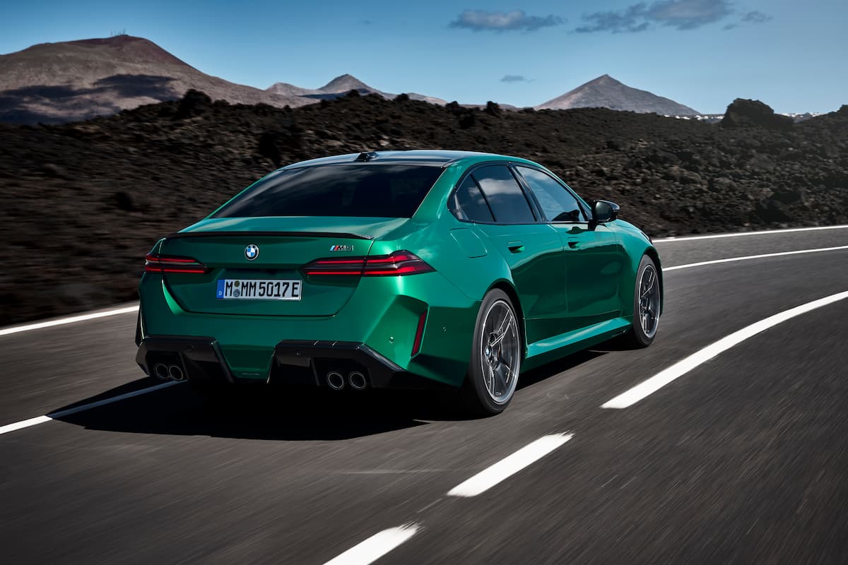 BMW M5 セダンの後ろ