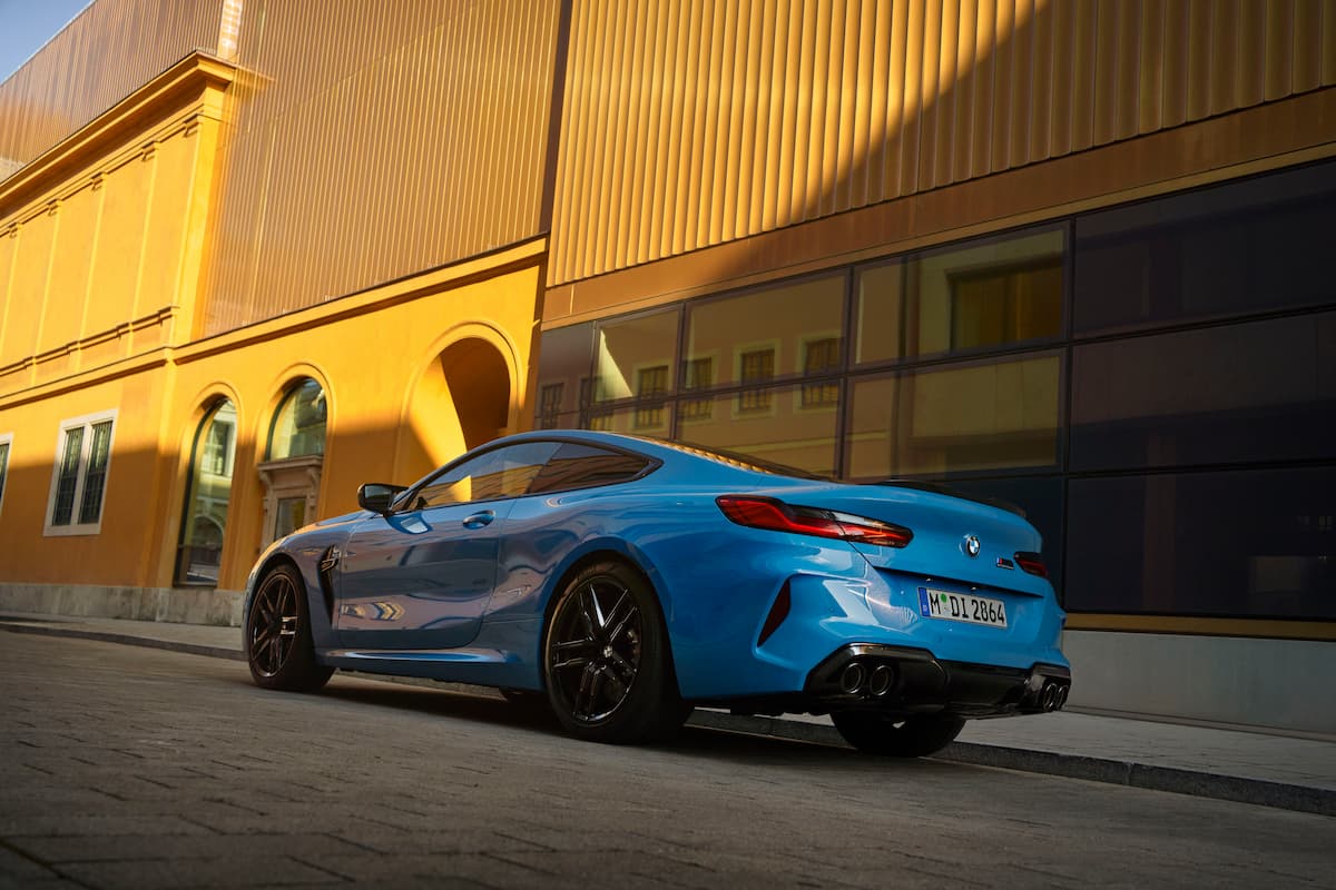 BMW M8 クーペの後ろ