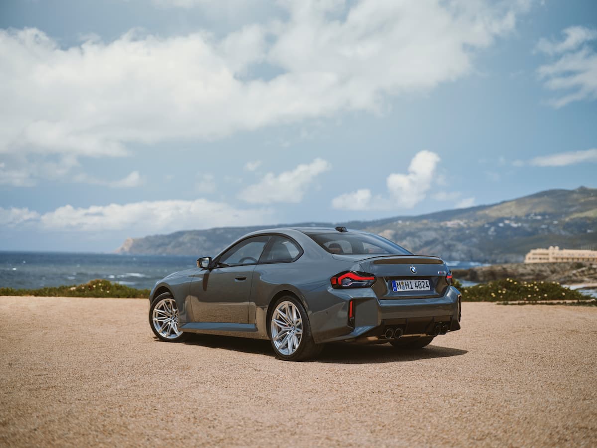 BMW M2 クーペ 海の近く