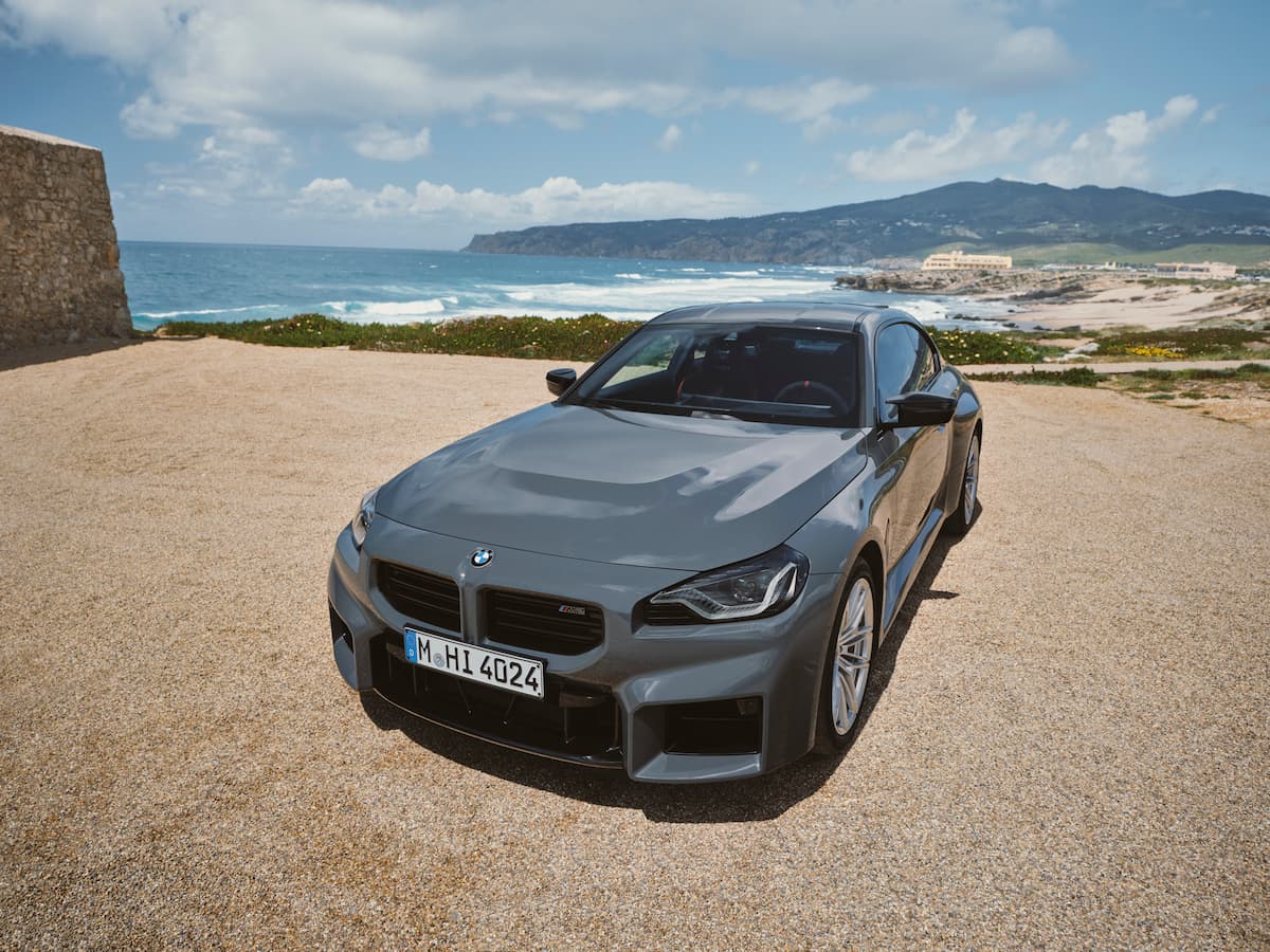 BMW M2 クーペ 海の近く
