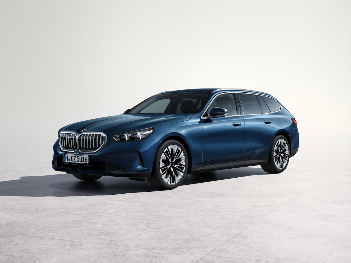 スタジオで撮影されたBMW 520d xDriveツーリング