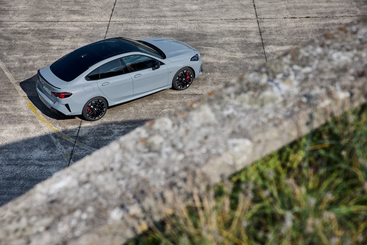 BMW M235 xDrive グランクーペを真上から見た俯瞰写真