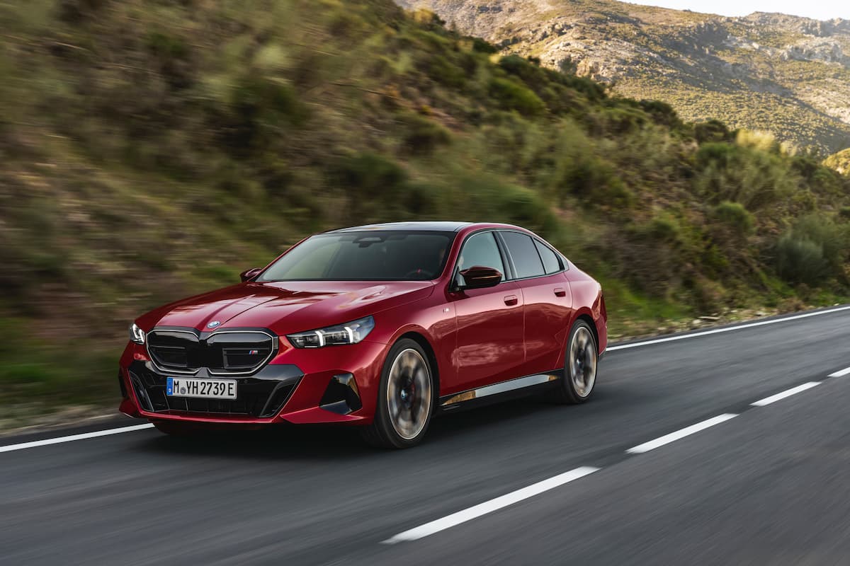 赤いBMW i5 M60 xDriveを走行中