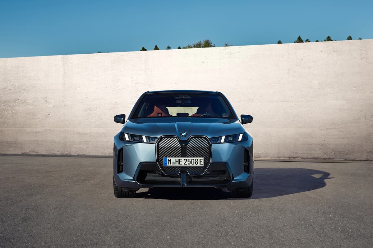 BMW iX xDrive60, Arctic Race Blue metallic.