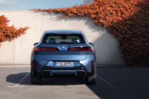 新型BMW iX3 50 xDriveの後ろのデザイン