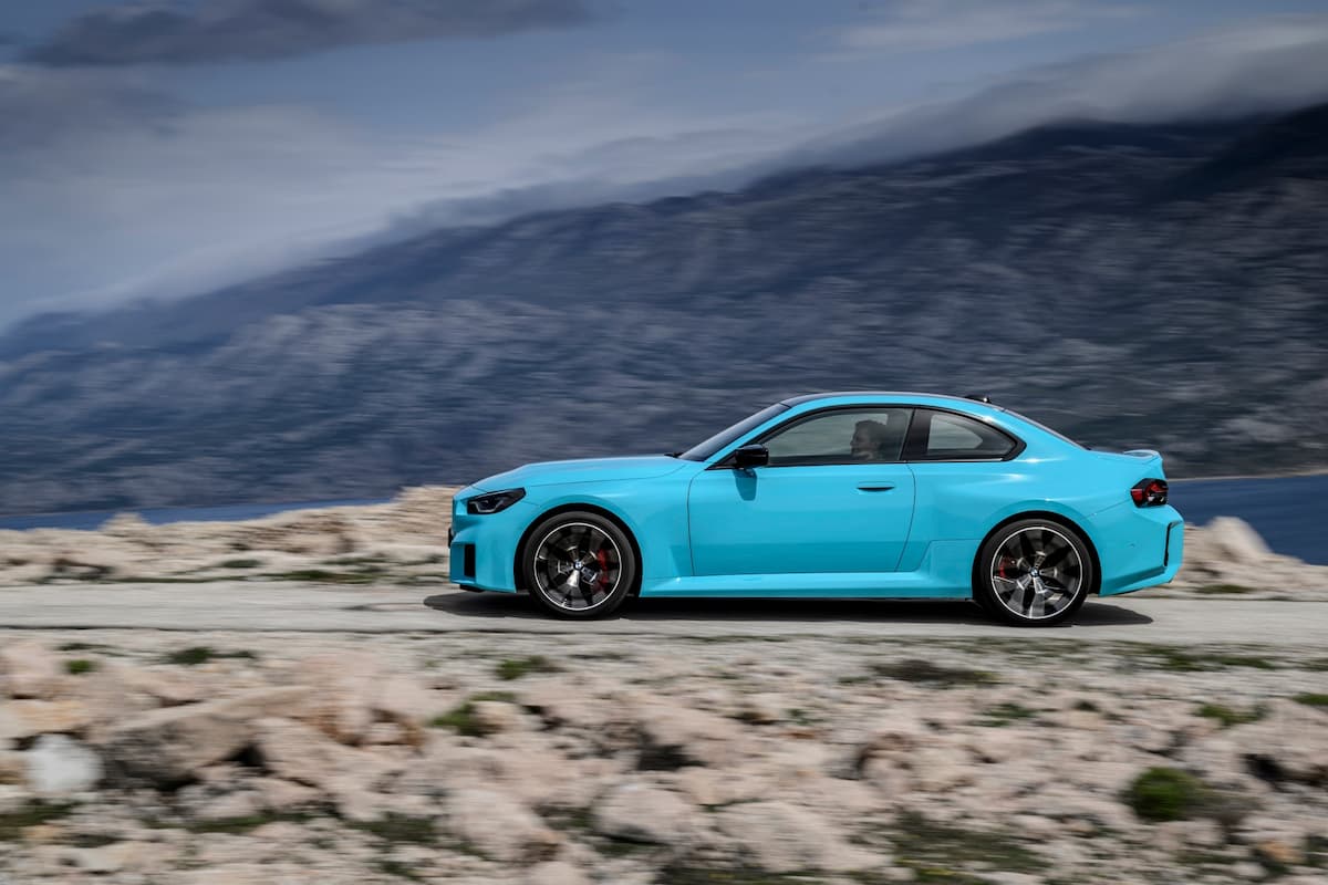 BMW M xDriveを搭載したBMW M2のサイドビュー