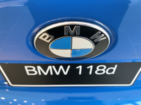 BMW 118d M Sportのロゴ